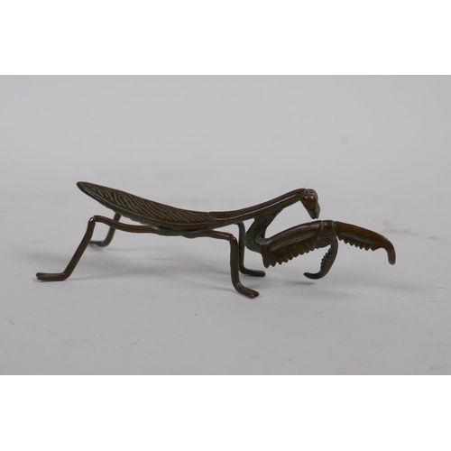 20 - A Japanese Jizai style bronze okimono praying mantis, 9cm long