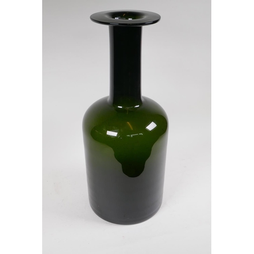 39 - A vintage Danish bottle green glass 'Gulvvase' vase, designed by Otto Brauer for Holmegaard, 50cm hi... 