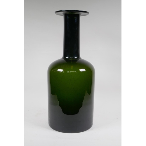 39 - A vintage Danish bottle green glass 'Gulvvase' vase, designed by Otto Brauer for Holmegaard, 50cm hi... 