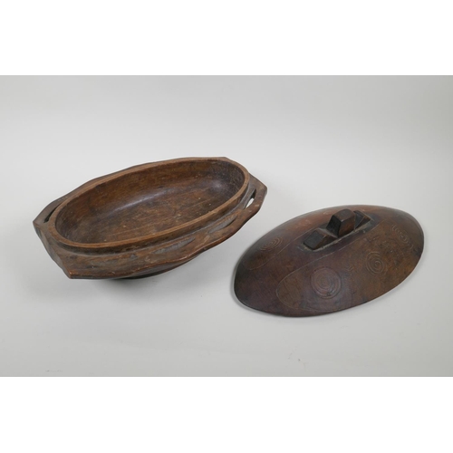 62 - A New Guinea Trobriand Islands carved hardwood container, 34cm x 21cm