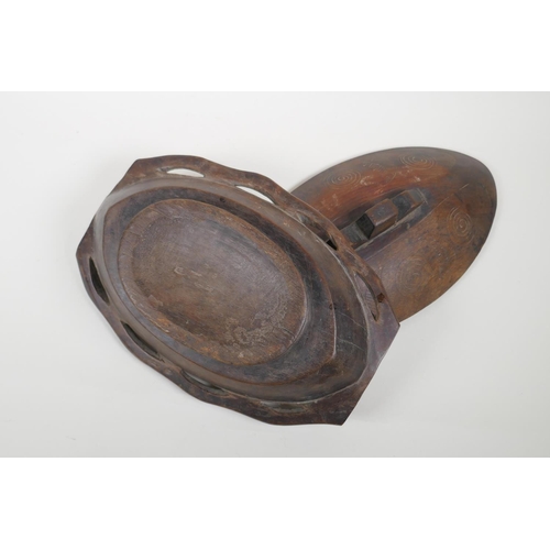 62 - A New Guinea Trobriand Islands carved hardwood container, 34cm x 21cm