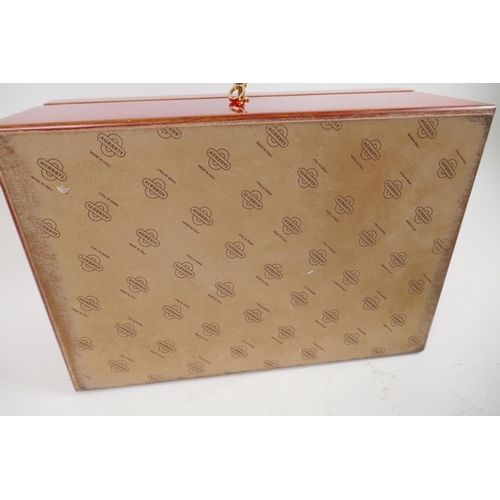 7 - An Agresti jewellery box with fitted lift out tray and key, 29 x 20 x 13cm 