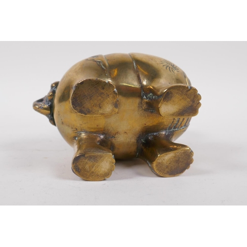 255 - A Chinese bronze censer in the form of a kylin, 12cm long