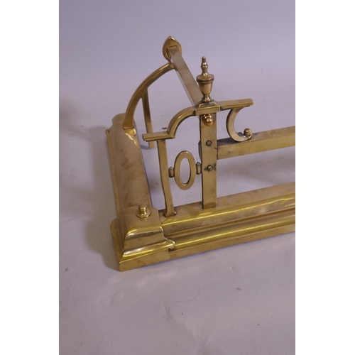 1162 - A Victorian brass fender, external 134 x 36cm