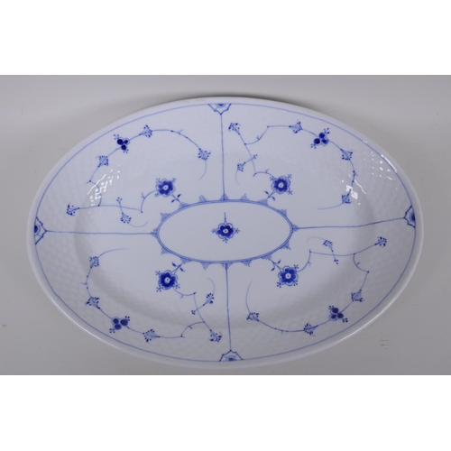 36 - A Copenhagen porcelain Onion pattern blue and white oval serving platter, 41 x 29cm