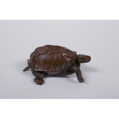 40 - A Japanese Jizai style bronze okimono tortoise with an articulated head and tail, 5cm long