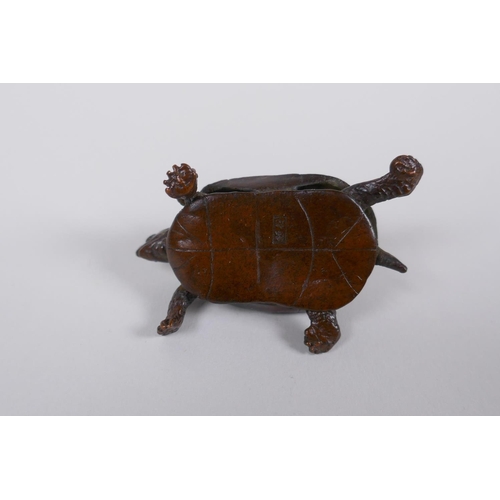 40 - A Japanese Jizai style bronze okimono tortoise with an articulated head and tail, 5cm long