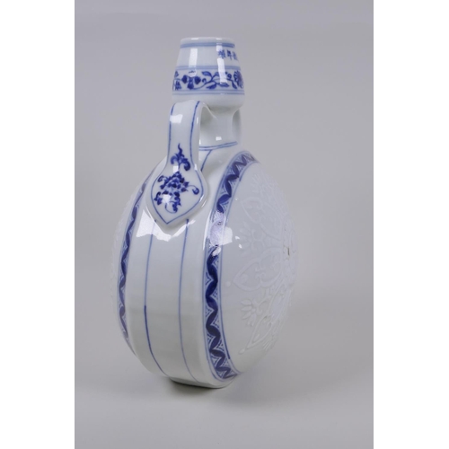 50 - A blue and white porcelain moonflask with two handles and Yin Yang decoration, Chinese Xuande 6 char... 