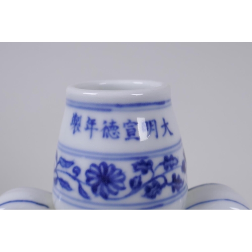 50 - A blue and white porcelain moonflask with two handles and Yin Yang decoration, Chinese Xuande 6 char... 