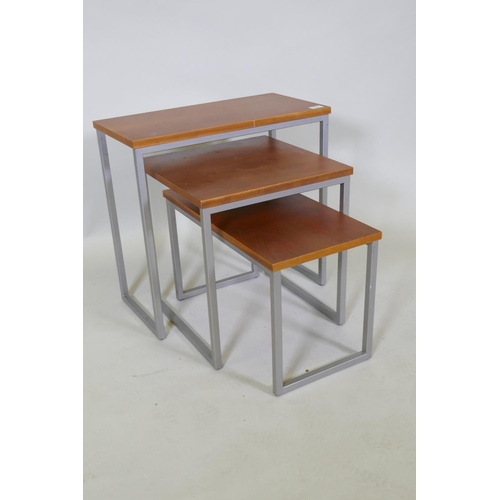 1147 - A contemporary nest of three tables, with veneered tops and metal supports, 57 x 29 x 54cm