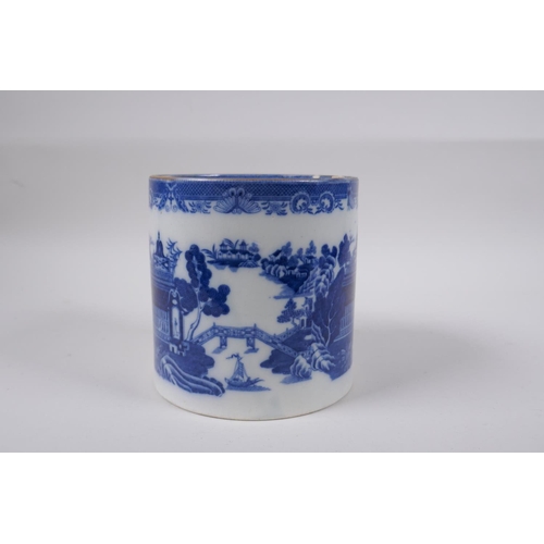 24 - A C19th blue and white pearlware tankard decorated with a Willow style pattern, 13cm high x 13cm dia... 