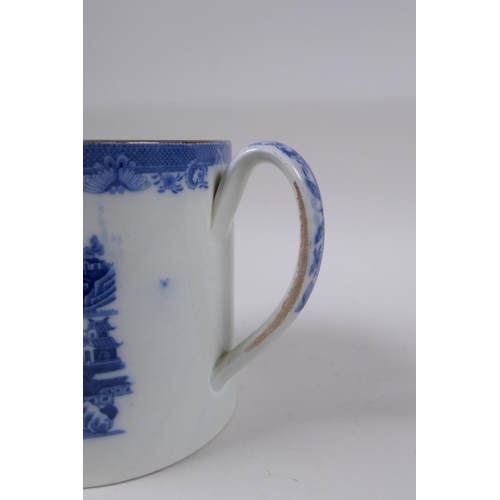 24 - A C19th blue and white pearlware tankard decorated with a Willow style pattern, 13cm high x 13cm dia... 