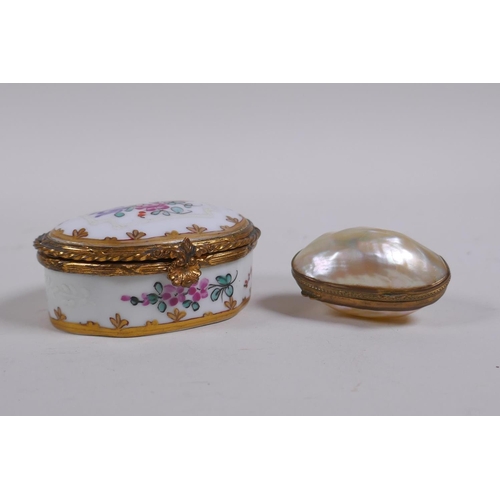 37 - A C19th Chinese export ware porcelain pill/snuff box, with gilt metal mounts and floral decoration, ... 