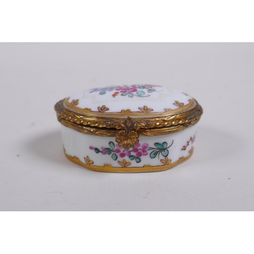 37 - A C19th Chinese export ware porcelain pill/snuff box, with gilt metal mounts and floral decoration, ... 