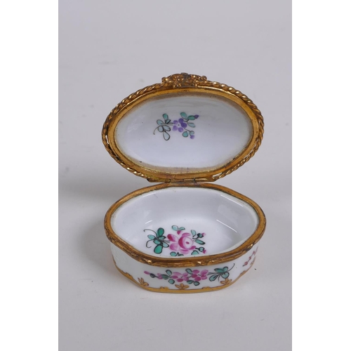 37 - A C19th Chinese export ware porcelain pill/snuff box, with gilt metal mounts and floral decoration, ... 