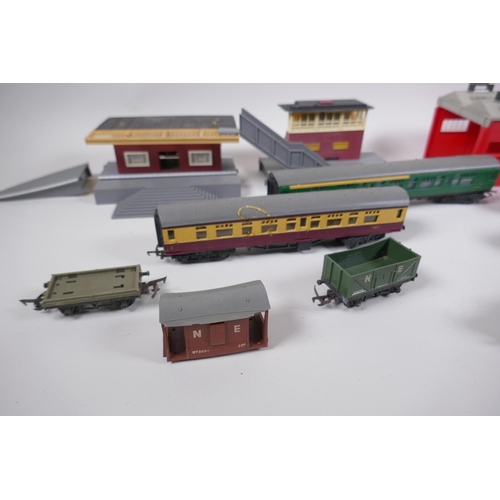 41 - A collection of Hornby H/O locomotives, rolling stock and scenery