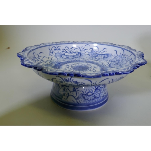 82 - A collection of oriental porcelain with blue and white decoration, including footed bowls, jars and ... 