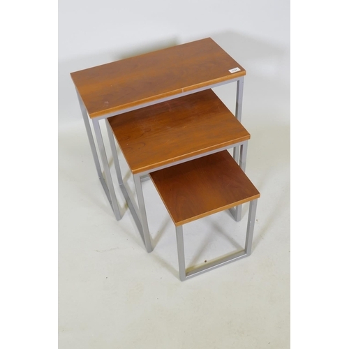 1147 - A contemporary nest of three tables, with veneered tops and metal supports, 57 x 29 x 54cm