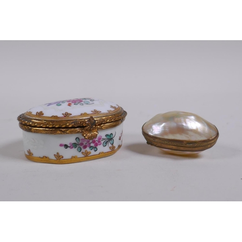 10 - A C19th Chinese export ware porcelain pill/snuff box, with gilt metal mounts and floral decoration, ... 