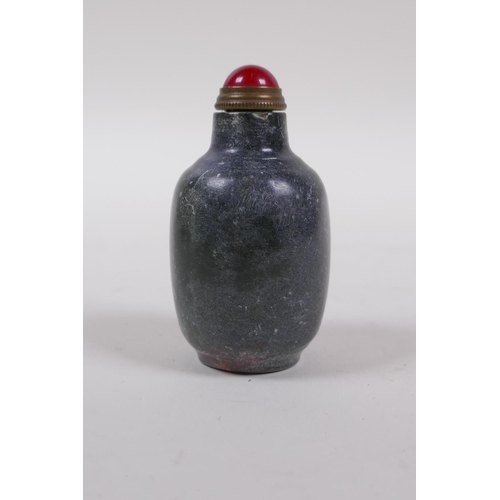 100 - A Chinese mottled hardstone snuff bottle with chased and gilt character inscription, mark to base, 7... 