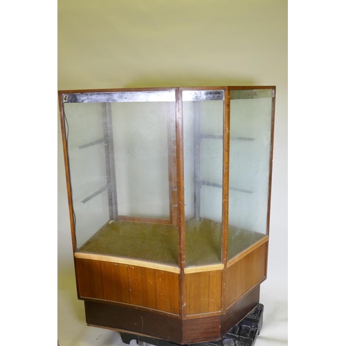 1137 - A mid century illuminated mahogany shop display cabinet with two glass shelves, glass top and concav... 