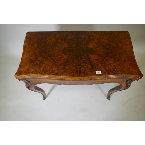 1002 - A C19th figured walnut serpentine front card table, with brass mounts, 92 x 46 x 75cm