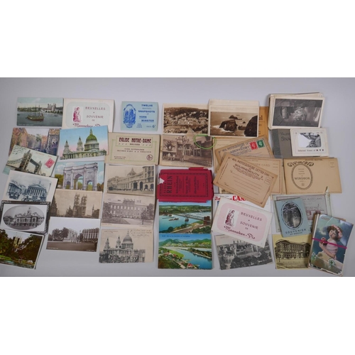 82 - A large quantity of late C19th and C20th postcards and souvenir picture albums, including many topog... 