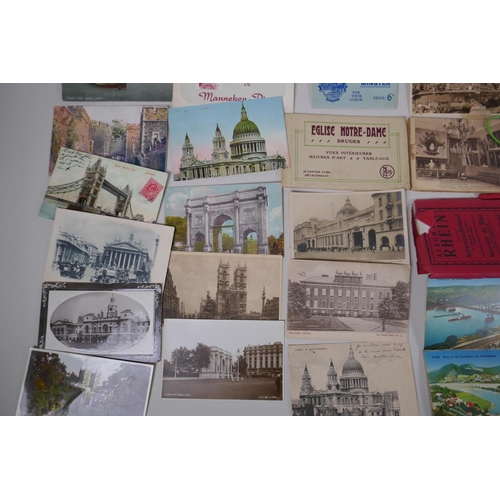 82 - A large quantity of late C19th and C20th postcards and souvenir picture albums, including many topog... 