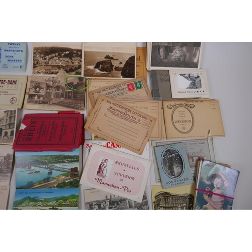 82 - A large quantity of late C19th and C20th postcards and souvenir picture albums, including many topog... 