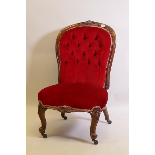 1024 - A Victorian walnut spoon back nursing chair