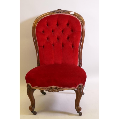 1024 - A Victorian walnut spoon back nursing chair