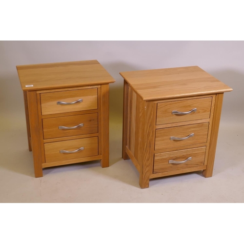 1044 - A pair of oak three drawer bedside chests, 50 x 40 x 57cm