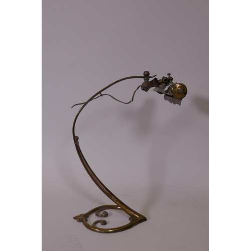 1091 - A vintage brass picture light with fleur de lis decoration, 40cm long