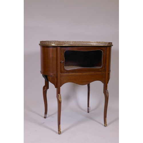 1093 - An inlaid mahogany kidney shaped vitrine, with pierced brass gallery top, single glazed door, raised... 