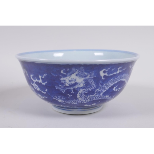 158 - A Chinese blue and white porcelain rice bowl with dragon decoration, Kangxi 6 character mark to base... 