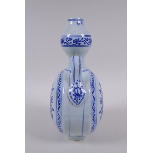 68 - A blue and white porcelain garlic head shaped flask with two handles and Yin Yang decoration, Chines... 