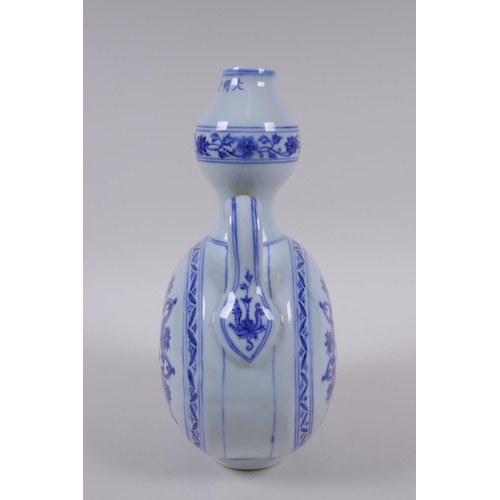 68 - A blue and white porcelain garlic head shaped flask with two handles and Yin Yang decoration, Chines... 