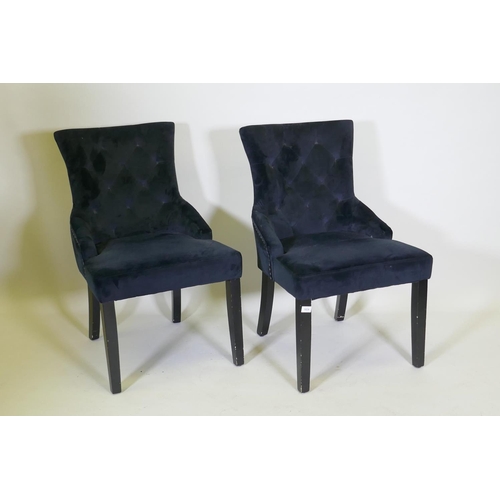 1024 - A pair of velvet side chairs with a decorative metal ring knocker to back