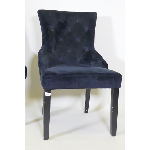 1024 - A pair of velvet side chairs with a decorative metal ring knocker to back