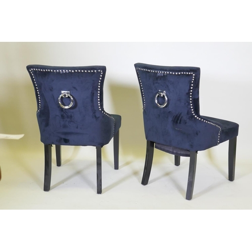 1024 - A pair of velvet side chairs with a decorative metal ring knocker to back