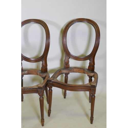 1058 - A pair of Regency mahogany side chairs with drop in seats and reeded decoration, together with a pai... 