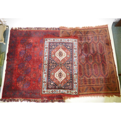 1116 - Three machine woven rugs with a Persian pattern, 140 x 170cm