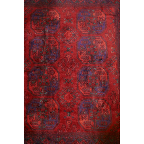 1116 - Three machine woven rugs with a Persian pattern, 140 x 170cm