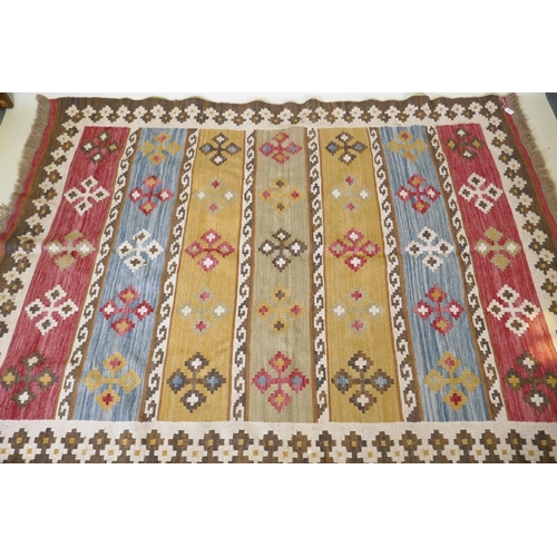 1129 - A woven wool kilim rug with geometric designs, 170 x 240cm