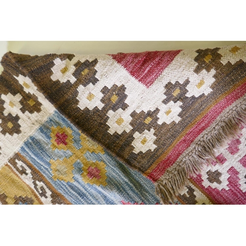 1129 - A woven wool kilim rug with geometric designs, 170 x 240cm