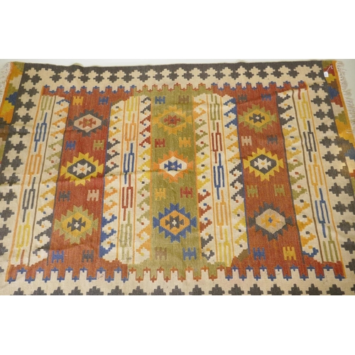 1133 - A woven wool kilim rug with geometric designs, 160 x 230cm