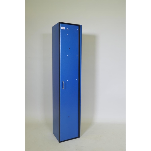 1148 - A painted metal four gun cabinet with ammunition racks and two keys, 26 x 23 x 125cm