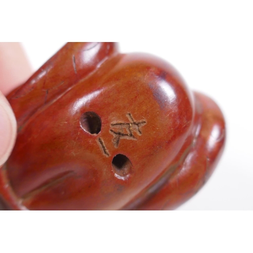 128 - Two Japanese carved boxwood netsuke in the form of a snake and a bat, signed, 5cm long