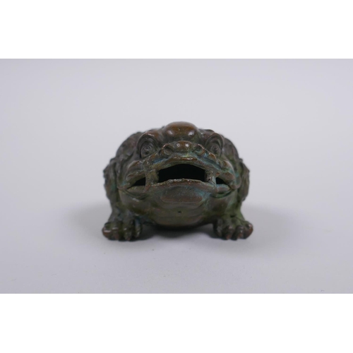 135 - A Chinese bronze chan chu, 7cm long