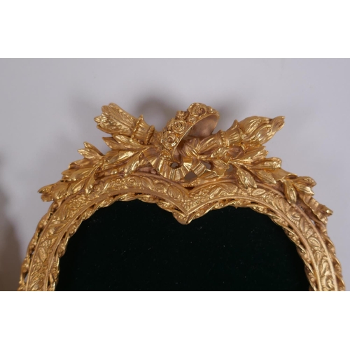 159 - A pair of ormolu heart shaped photograph frames, 13 x 18cm